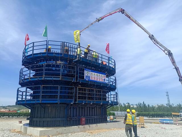 斜截面刚刚龙烟市域铁路全线首墩斜交桥开始斜撑浇筑