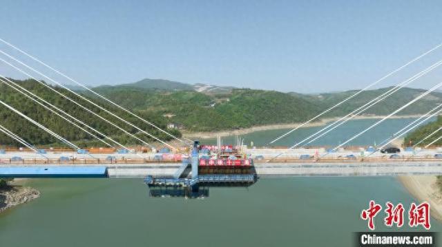 斜交桥西安至十堰高速铁路汉江特大斜撑桥顺利合龙斜截面